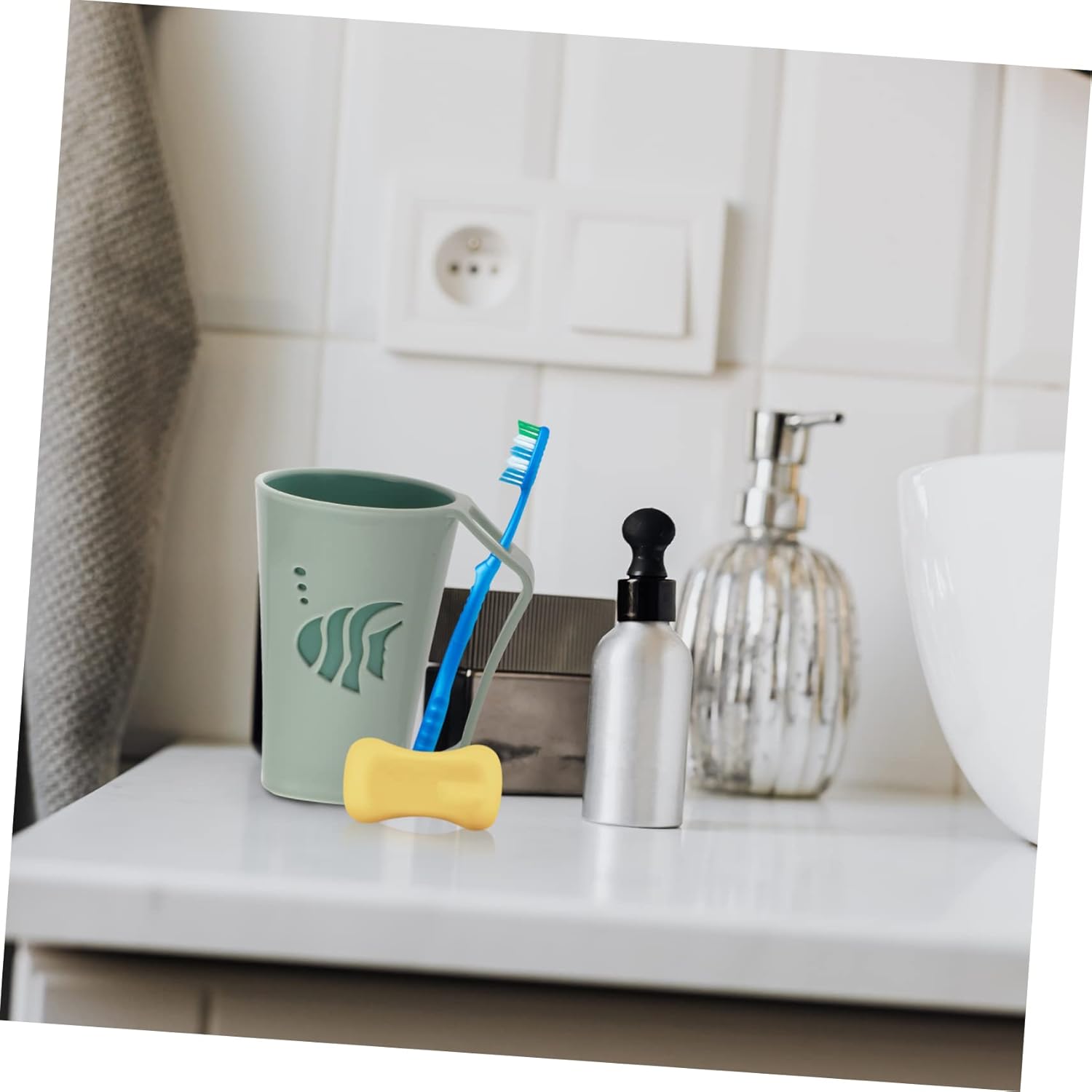 UGH-Free Design ULTECHNOVO 2pcs Wear-Resistant Gargle Cup Toothbrush Holder